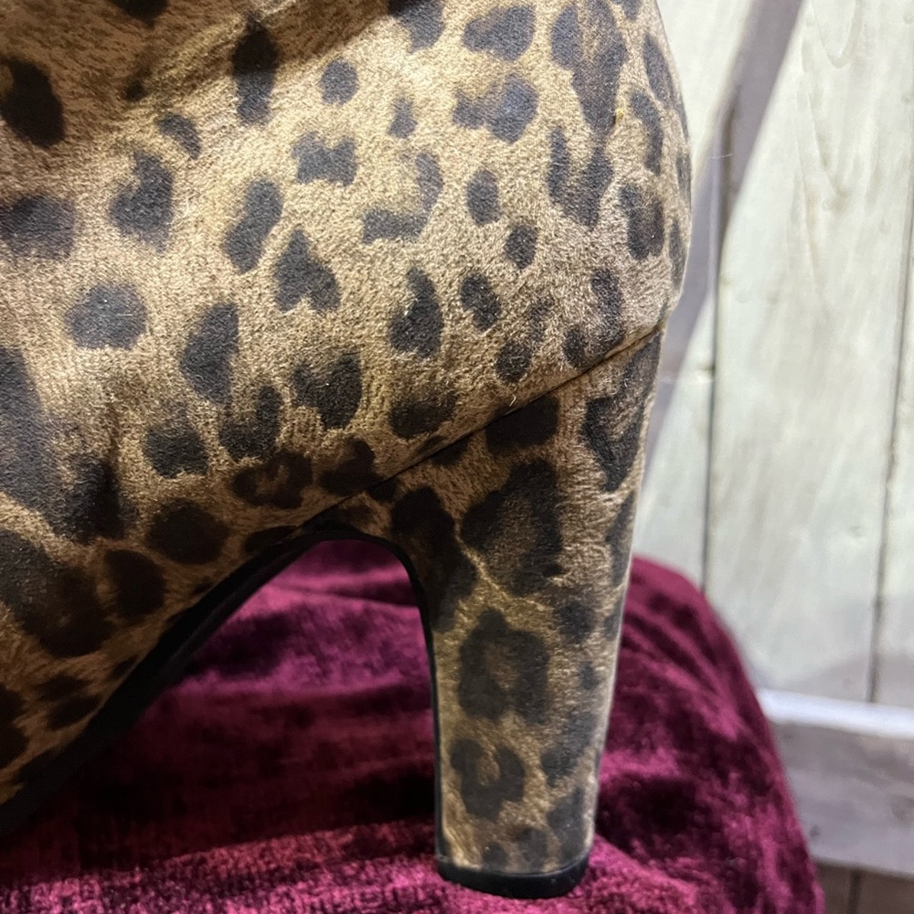 Ladies heeled boots!!Beautiful. Leopard print - Picture 2 of 3